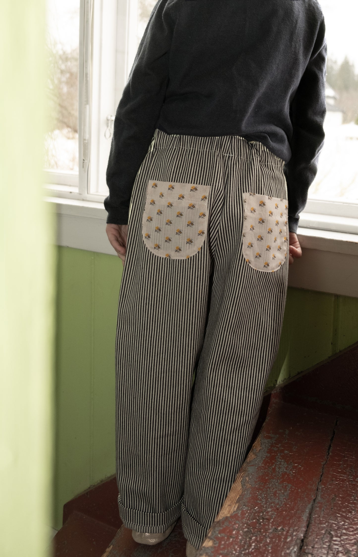 BILLE PANT, STRIPED DENIM, YELLOW FLOWER POCKETS